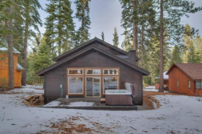Contemporary Tahoe Donner 3BR Hot Tub- Pet Friendly- Amenity Access Truckee